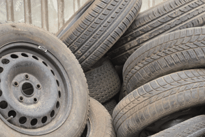 Abfallentsorgung / Recycling - PKW-Reifen mit Felge